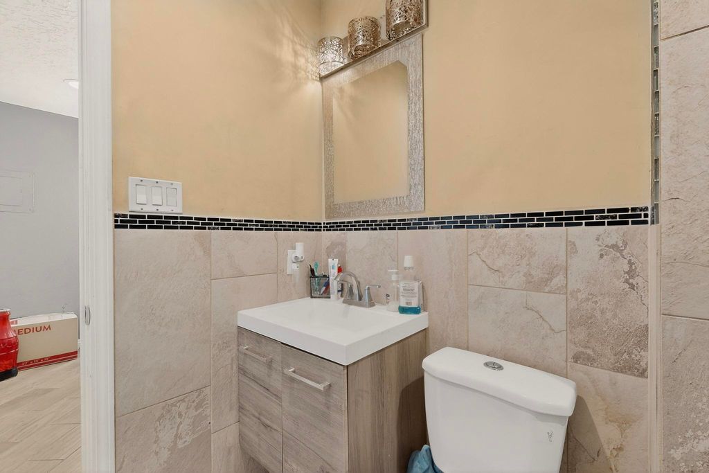 Image 23 of property listing at 1233 Jenaro Street SW, Albuquerque, NM 87121