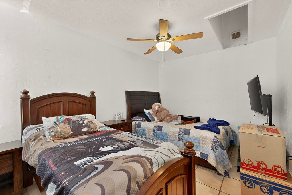 Image 32 of property listing at 1233 Jenaro Street SW, Albuquerque, NM 87121