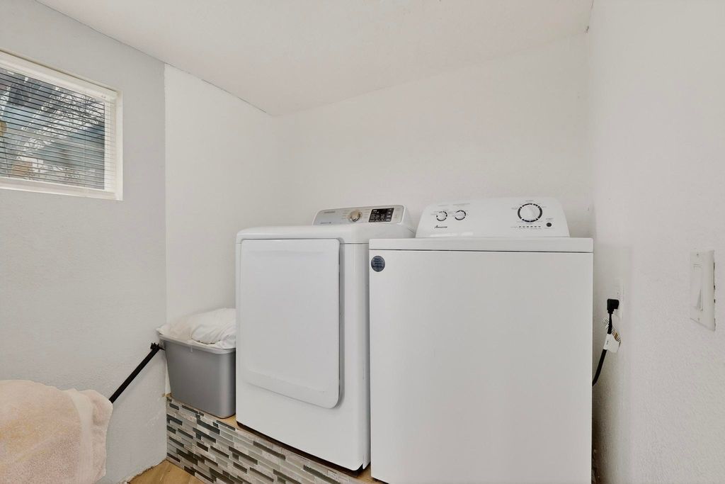 Image 34 of property listing at 1233 Jenaro Street SW, Albuquerque, NM 87121