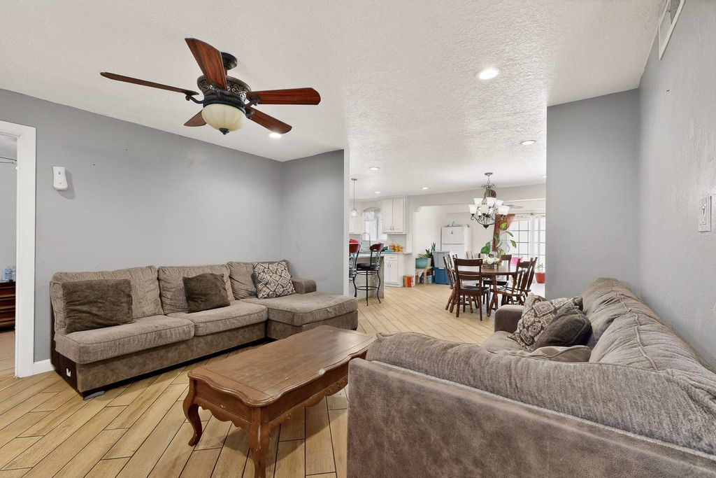 Image 7 of property listing at 1233 Jenaro Street SW, Albuquerque, NM 87121