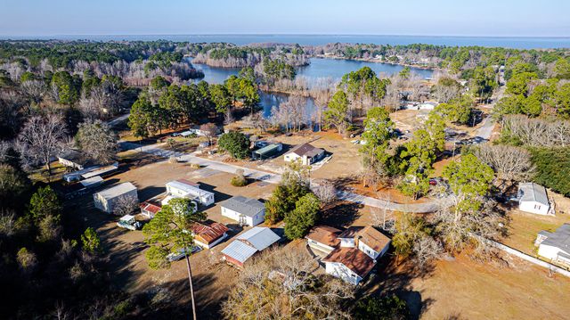 381 Fountain Lake Drive, Eutawville, SC 29048