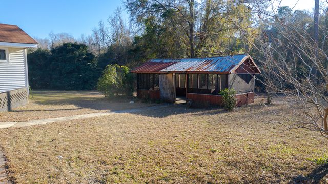 381 Fountain Lake Drive, Eutawville, SC 29048