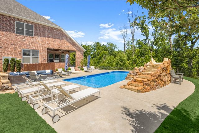 3601 Oak Tree Drive, Centerton, AR 72719