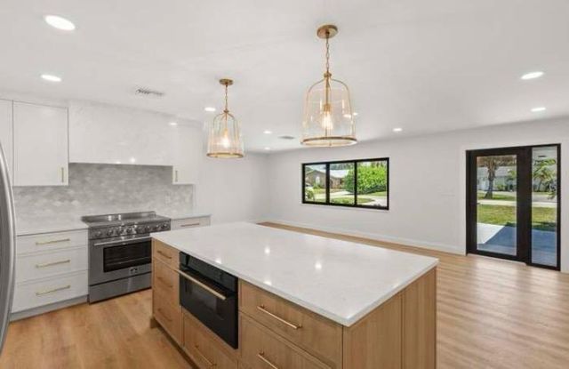 128 W Norfolk Road, Jupiter, FL 33469