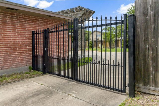 4530 Snead Dr, Corpus Christi, TX 78413