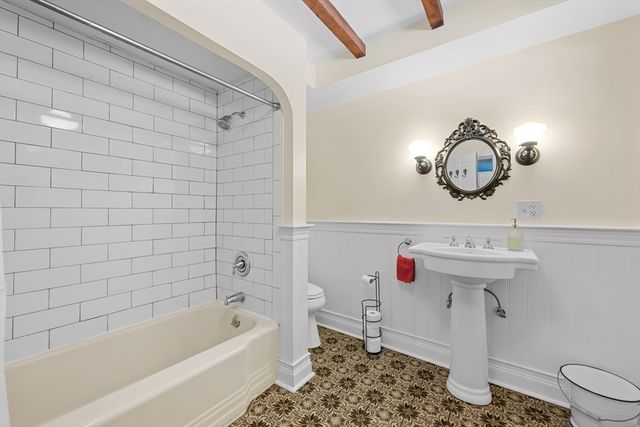 11 Old Cmn, Millbury, MA 01527
