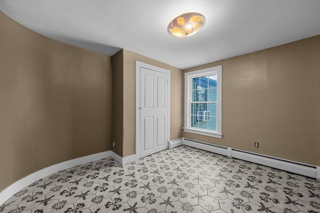 11 Old Cmn, Millbury, MA 01527