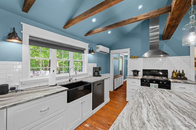 11 Old Cmn, Millbury, MA 01527