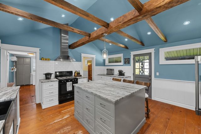 11 Old Cmn, Millbury, MA 01527