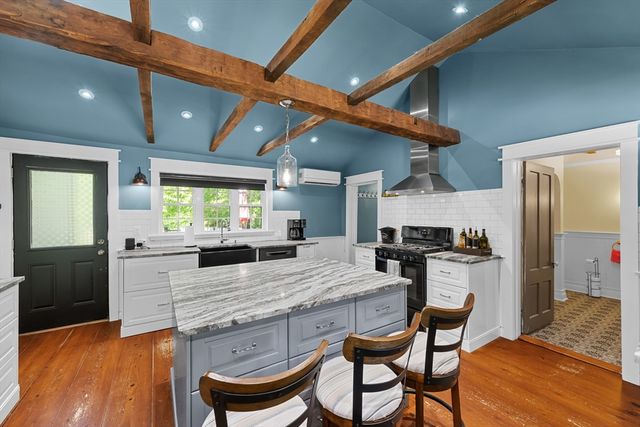 11 Old Cmn, Millbury, MA 01527
