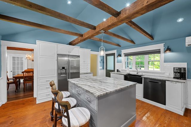 11 Old Cmn, Millbury, MA 01527