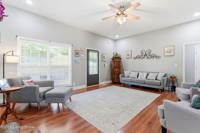 2718 Windsor Forest Dr, Louisville, KY 40272