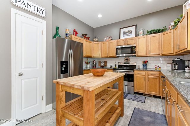 2718 Windsor Forest Dr, Louisville, KY 40272