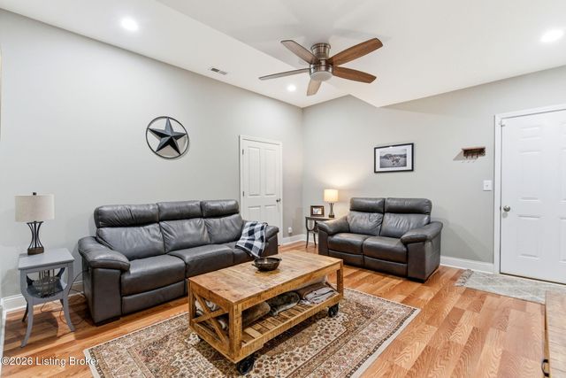 2718 Windsor Forest Dr, Louisville, KY 40272