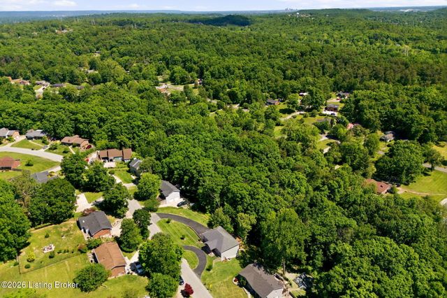 2718 Windsor Forest Dr, Louisville, KY 40272