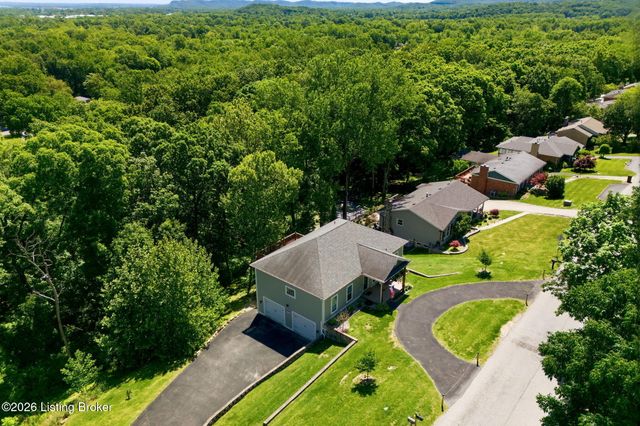 2718 Windsor Forest Dr, Louisville, KY 40272