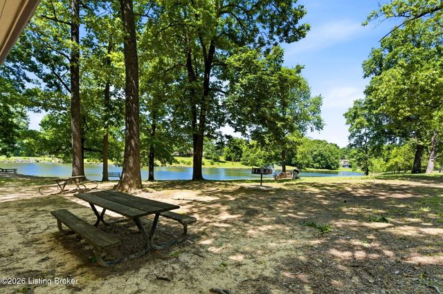 2718 Windsor Forest Dr, Louisville, KY 40272