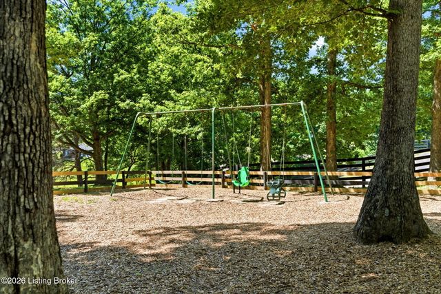 2718 Windsor Forest Dr, Louisville, KY 40272