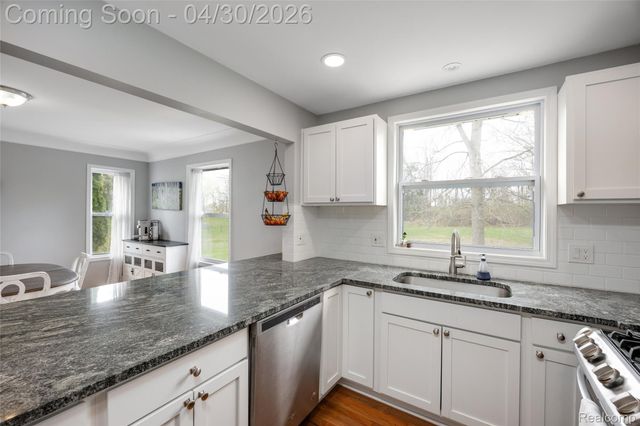 24903 Lois Lane, Southfield, MI 48075