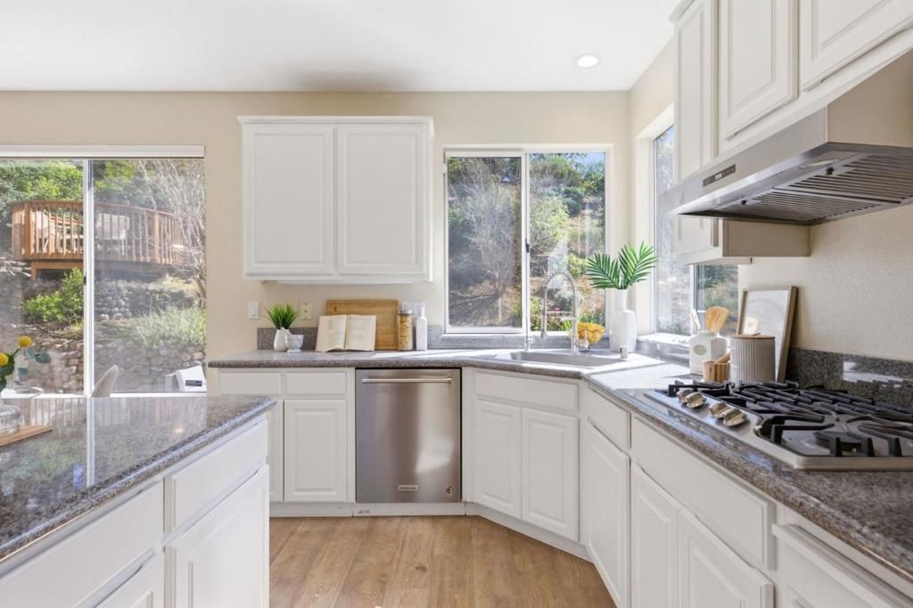 Image 16 of property listing at 117 Lakewood Circle, San Mateo, CA 94402