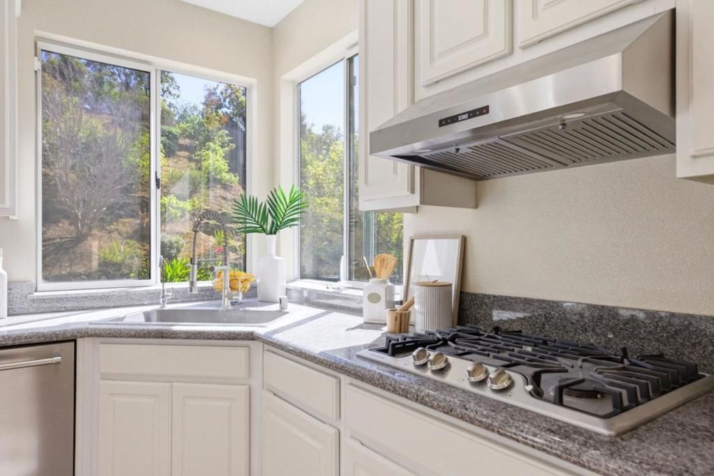 Image 17 of property listing at 117 Lakewood Circle, San Mateo, CA 94402