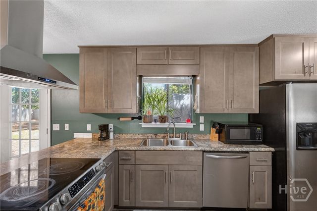 204 Honey Lane Circle, Hinesville, GA 31313