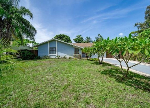 5041 Woodland Dr, Delray Beach, FL 33484