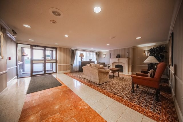 1002 Paradise Rd PHE, Swampscott, MA 01907