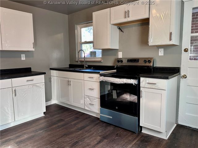 551 Garrison Avenue, Charleston, WV 25302