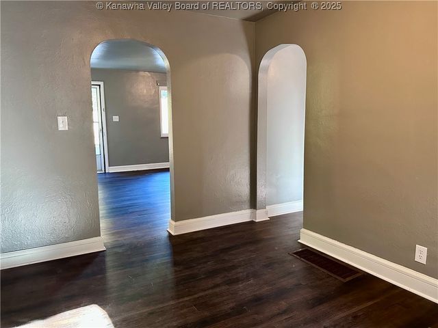 551 Garrison Avenue, Charleston, WV 25302