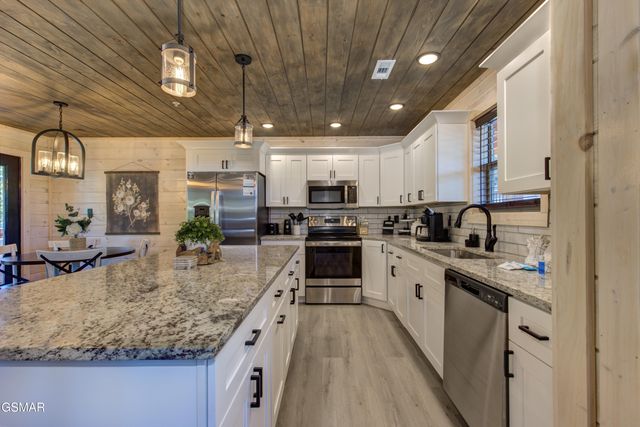 1717 Summit View Way, Pigeon Forge, TN 37862