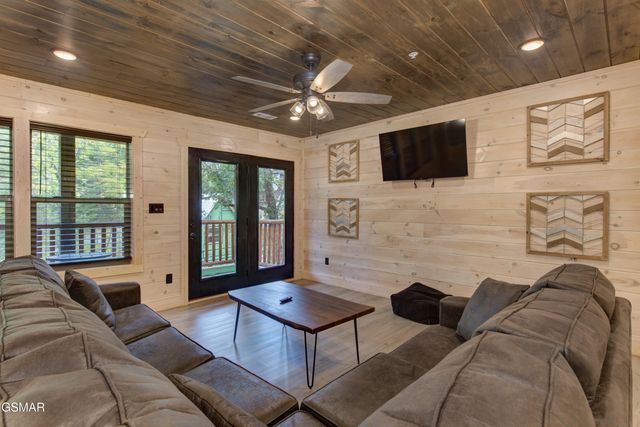 1717 Summit View Way, Pigeon Forge, TN 37862