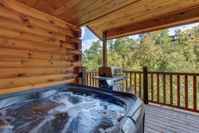 1717 Summit View Way, Pigeon Forge, TN 37862