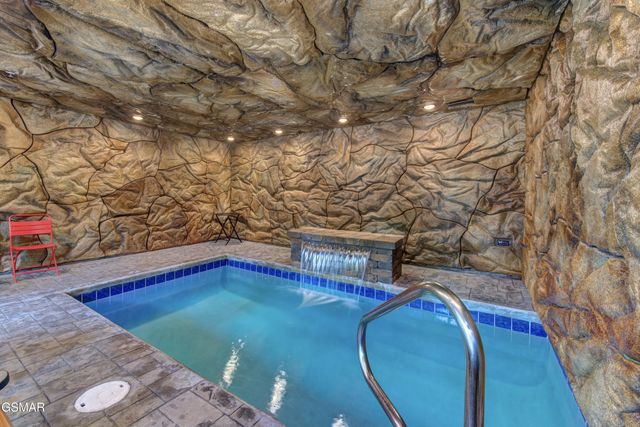 1717 Summit View Way, Pigeon Forge, TN 37862