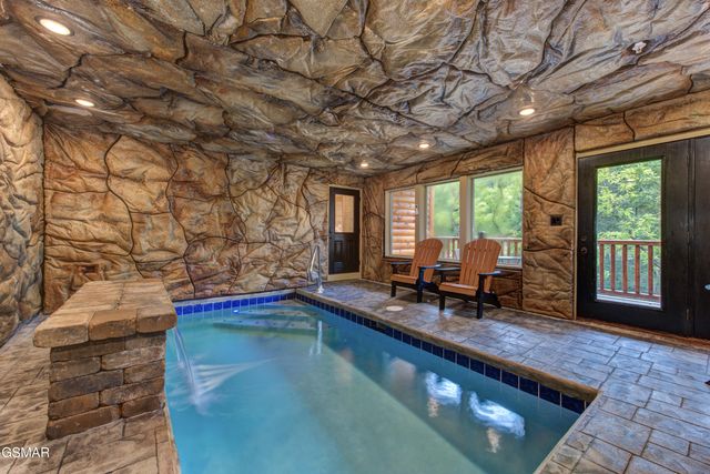 1717 Summit View Way, Pigeon Forge, TN 37862