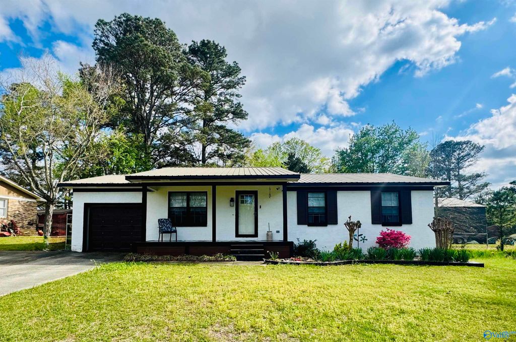 1402 Stage Road, Hartselle, AL 35640