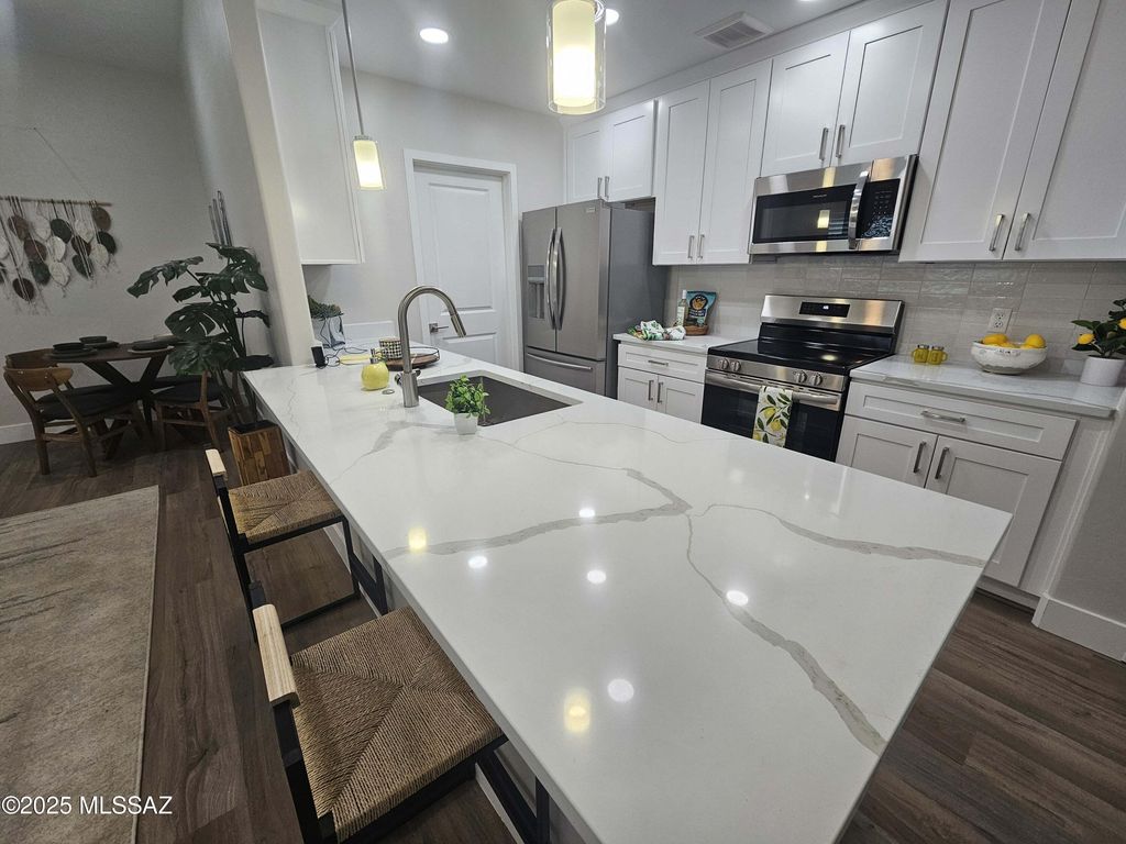 2020 E River Rd Unit 102, Tucson, AZ 85718