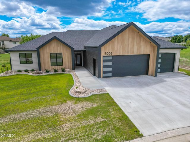 5009 Helsinki Lane, Bismarck, ND 58503 property photo