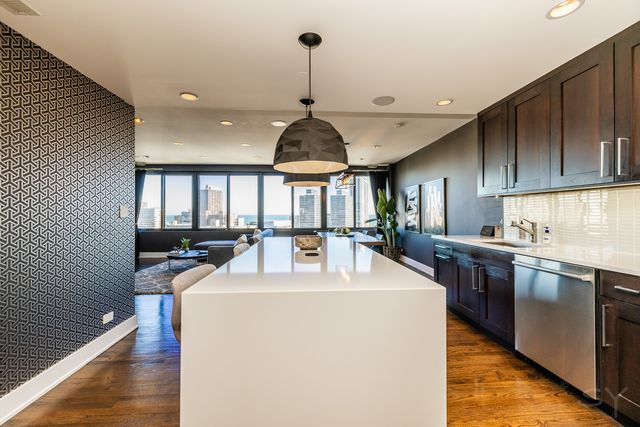 2754 N HAMPDEN Court 2105, Chicago, IL 60614