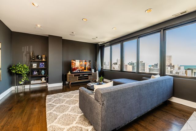 2754 N HAMPDEN Court 2105, Chicago, IL 60614