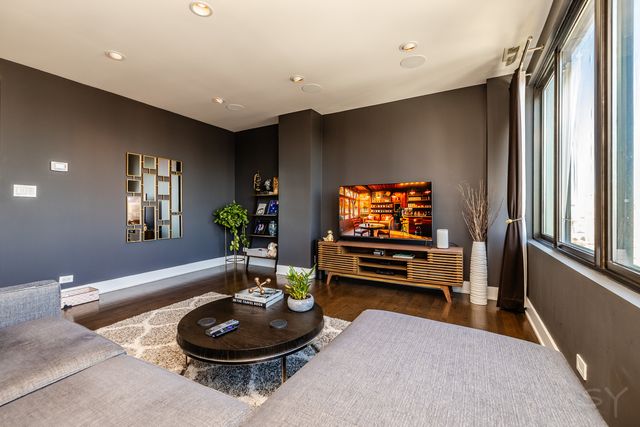 2754 N HAMPDEN Court 2105, Chicago, IL 60614