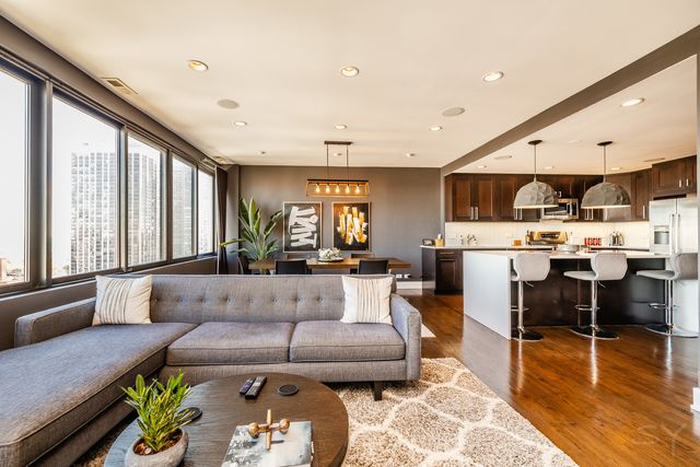 2754 N HAMPDEN Court 2105, Chicago, IL 60614