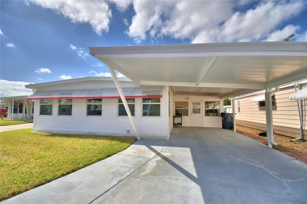 Image 2 of property listing at 145 HOLIDAY LANE, Auburndale, FL 33823