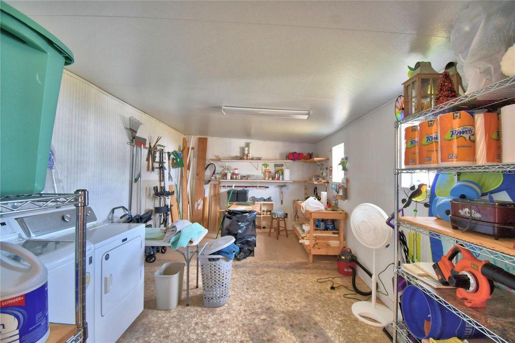 Image 11 of property listing at 145 HOLIDAY LANE, Auburndale, FL 33823