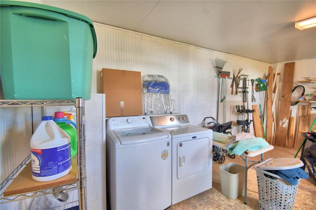 Image 12 of property listing at 145 HOLIDAY LANE, Auburndale, FL 33823