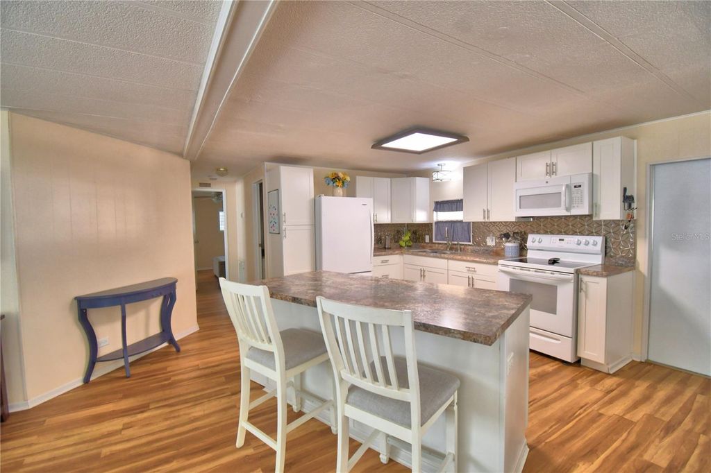 Image 16 of property listing at 145 HOLIDAY LANE, Auburndale, FL 33823