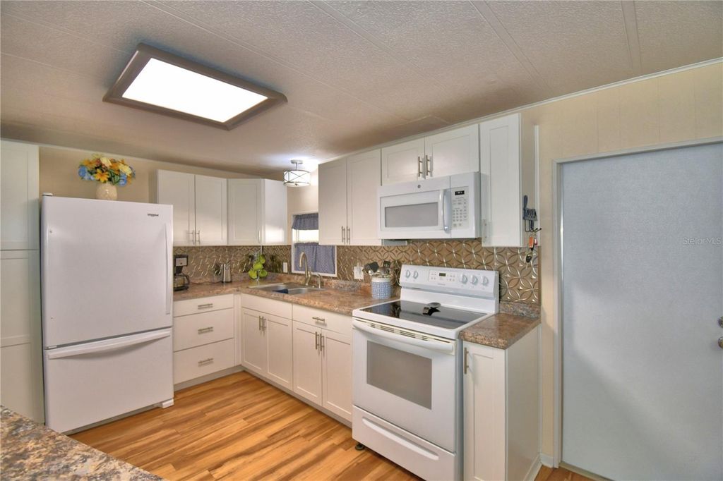 Image 17 of property listing at 145 HOLIDAY LANE, Auburndale, FL 33823