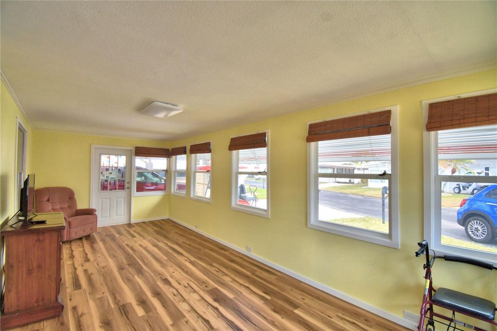 Image 23 of property listing at 145 HOLIDAY LANE, Auburndale, FL 33823