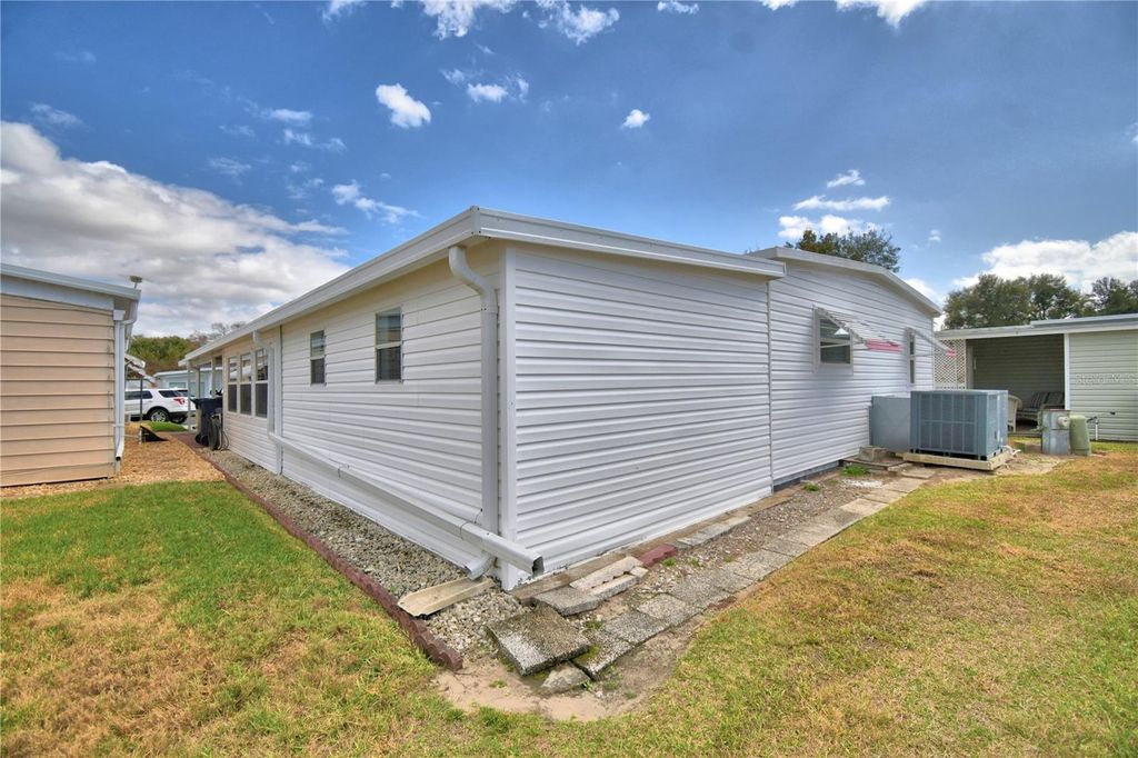 Image 6 of property listing at 145 HOLIDAY LANE, Auburndale, FL 33823