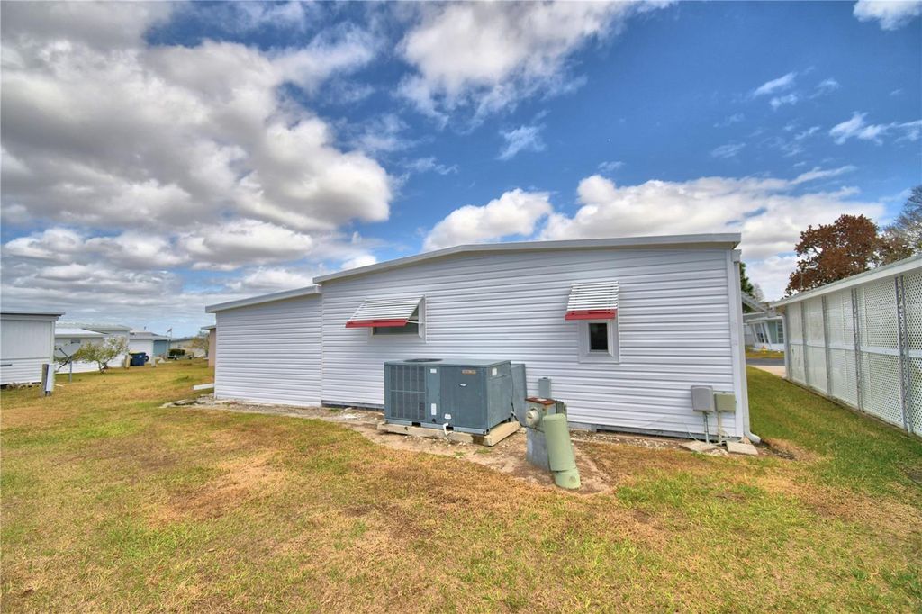 Image 8 of property listing at 145 HOLIDAY LANE, Auburndale, FL 33823